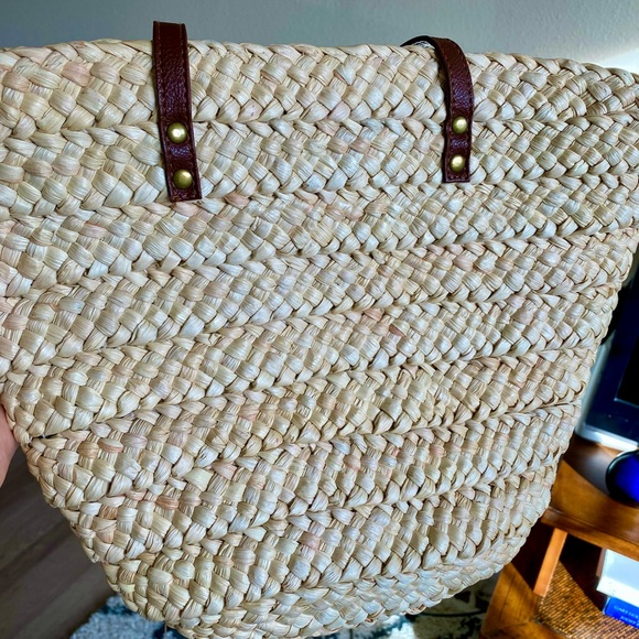 Large Parisian vibe basket straw tote with zipper - Picture 3 of 8